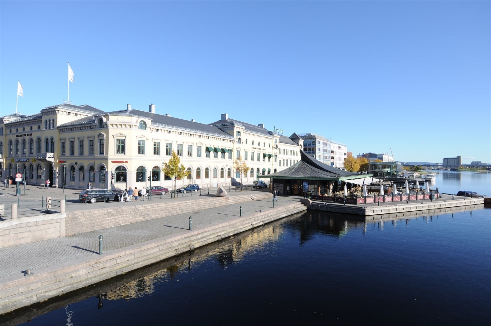 På Strømsø torg finner du et variert utvalg av spisesteder og kafeer, som Pincho Nation og Jovialen Kaffebar. En gåtur over nybrua til Bragernes finner man ytterligere utvalg. Galleribilde