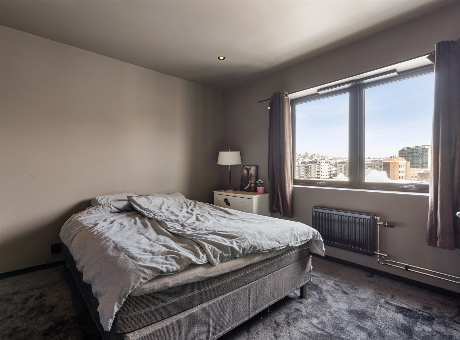 Leiligheten har to soverom. Hovedsoverommet har god plass til dobbeltseng og garderobeløsning. Galleribilde