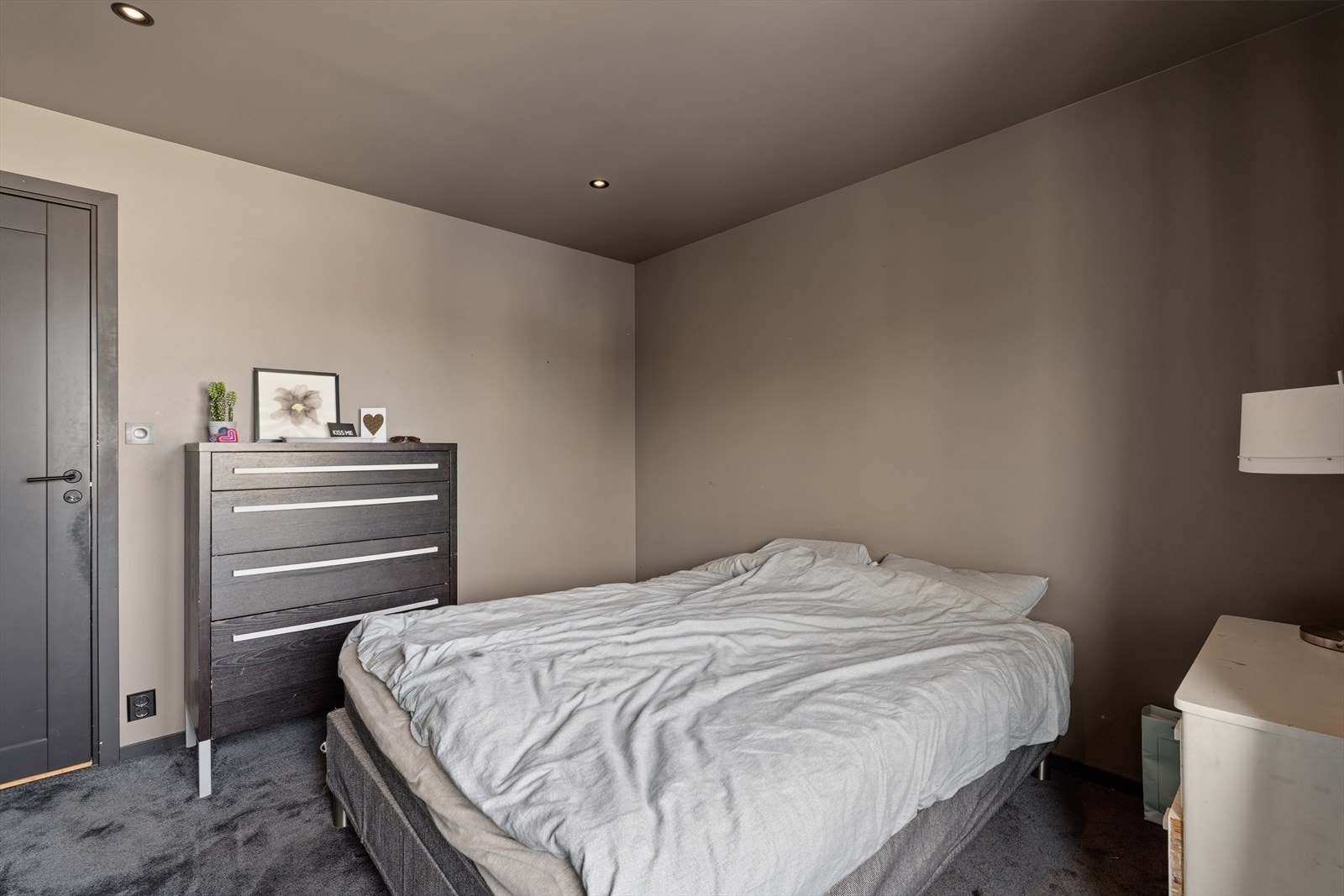 Rommet har malte plater på vegger og tak, samt innfelte downlights for god belysning. Galleribilde