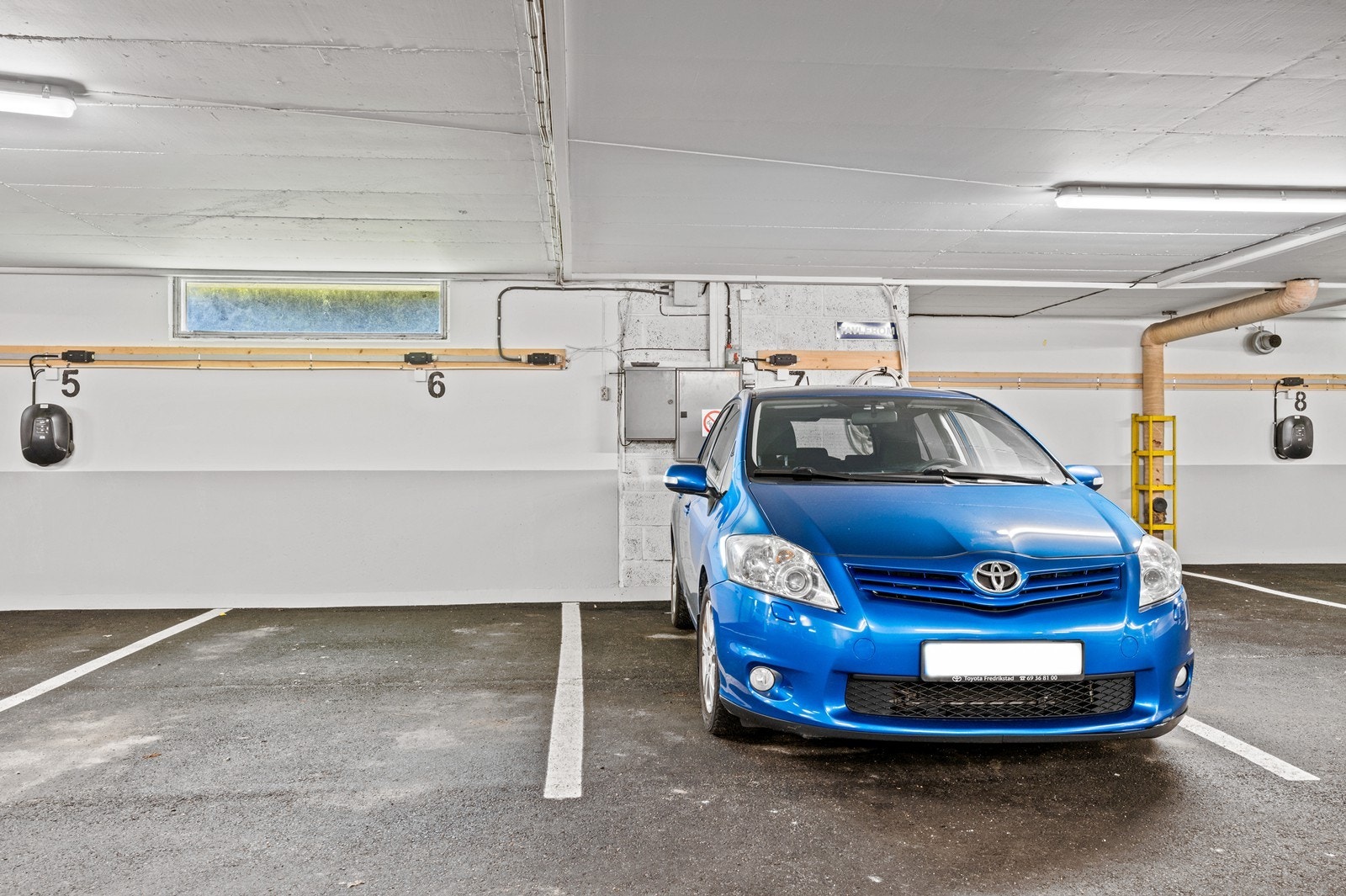 Med leiligheten følger parkeringsplass i felles garasjeanlegg, hvor det er tilrettelagt for elbillading. Galleribilde