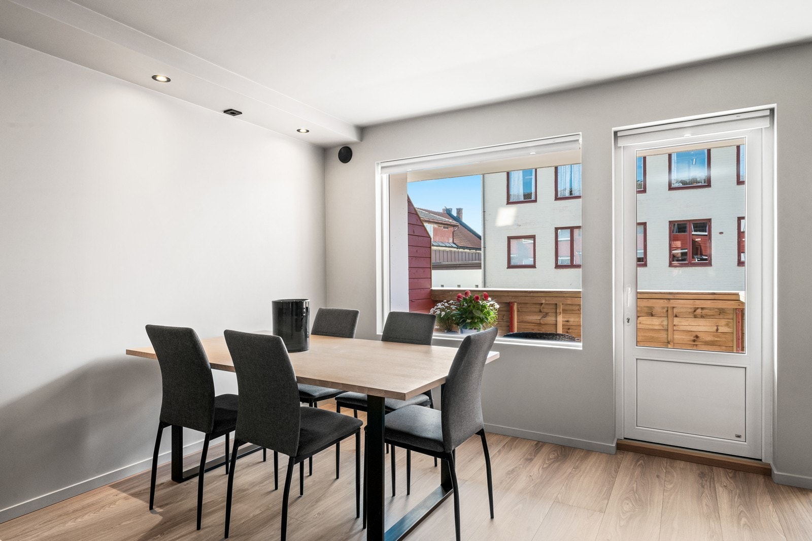 Fra spisestuen er det utgang til balkongen via en balkongdør med 3-lags isolerglass. Galleribilde