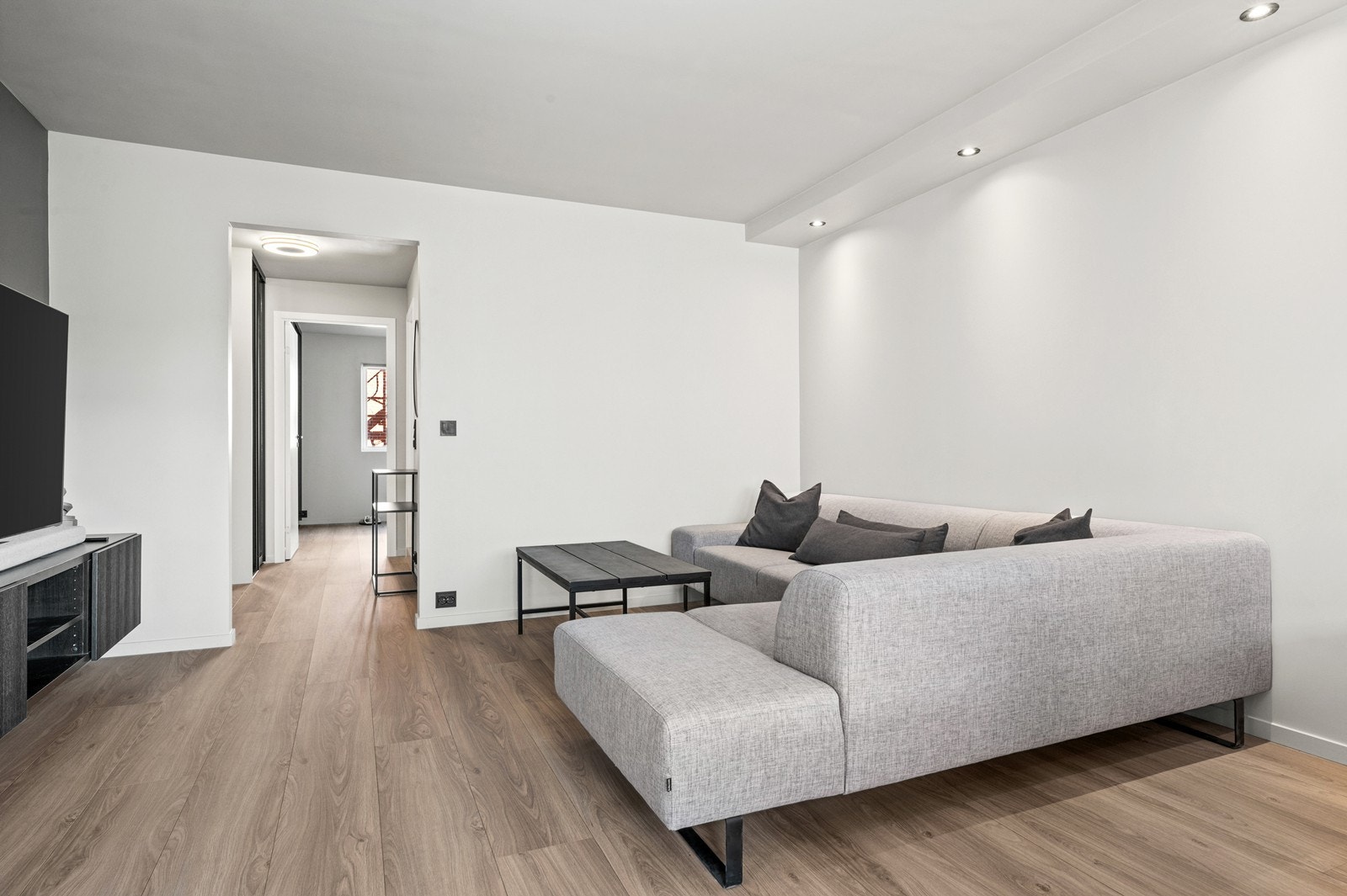 Stuen har en åpen løsning mot kjøkkenet og god plass til sofagruppe og spisebord. Galleribilde