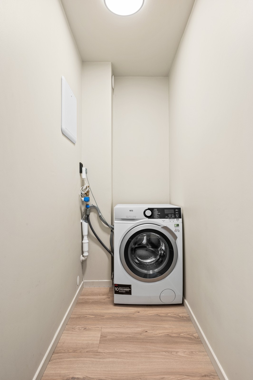 Innvendig bod med opplegg for vaskemaskin. Automatisk vannstopper er installert. Galleribilde