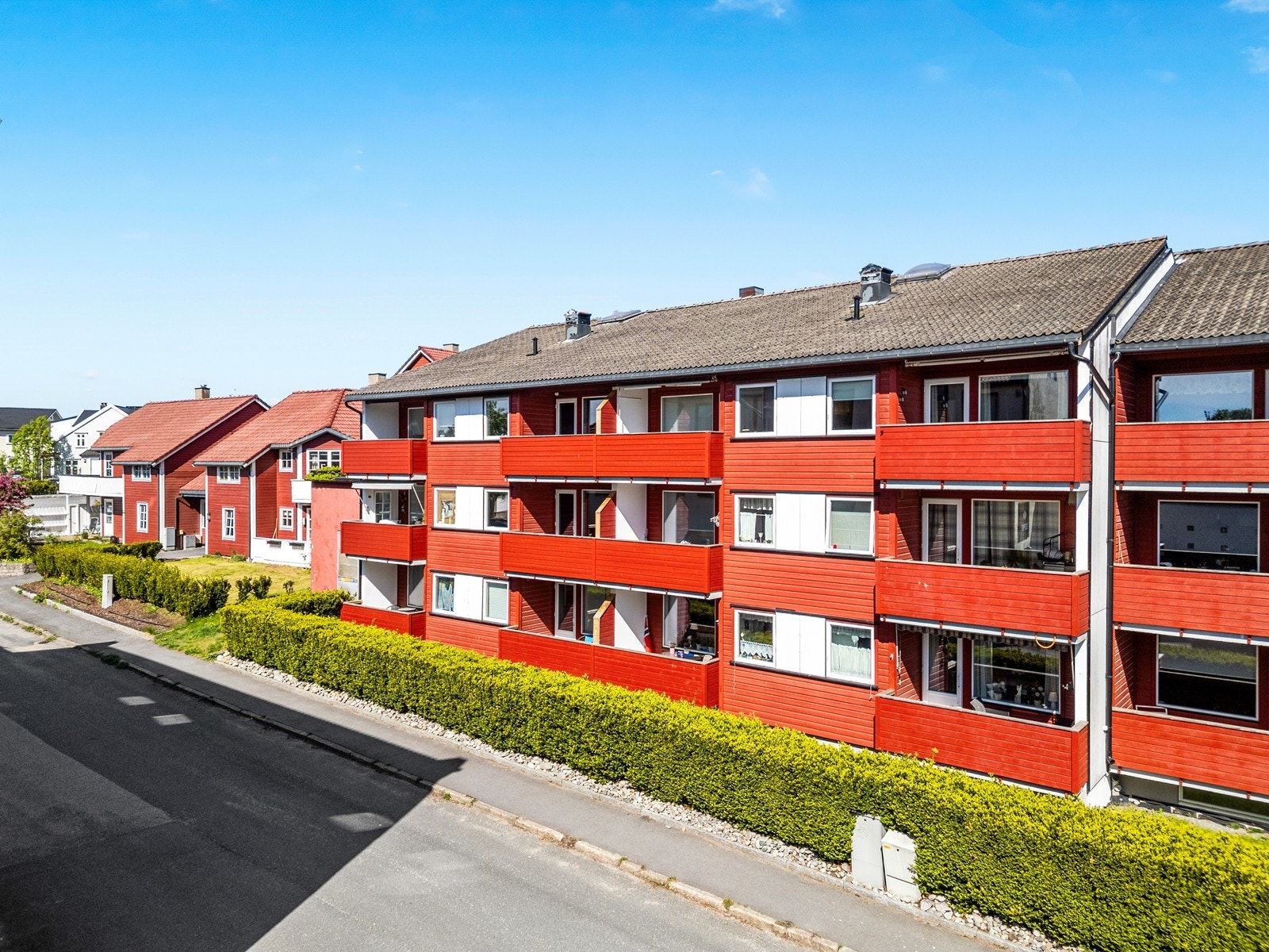 Leiligheten ligger i 2. etasje i en etablert boligblokk i Teglverksveien borettslag. Galleribilde