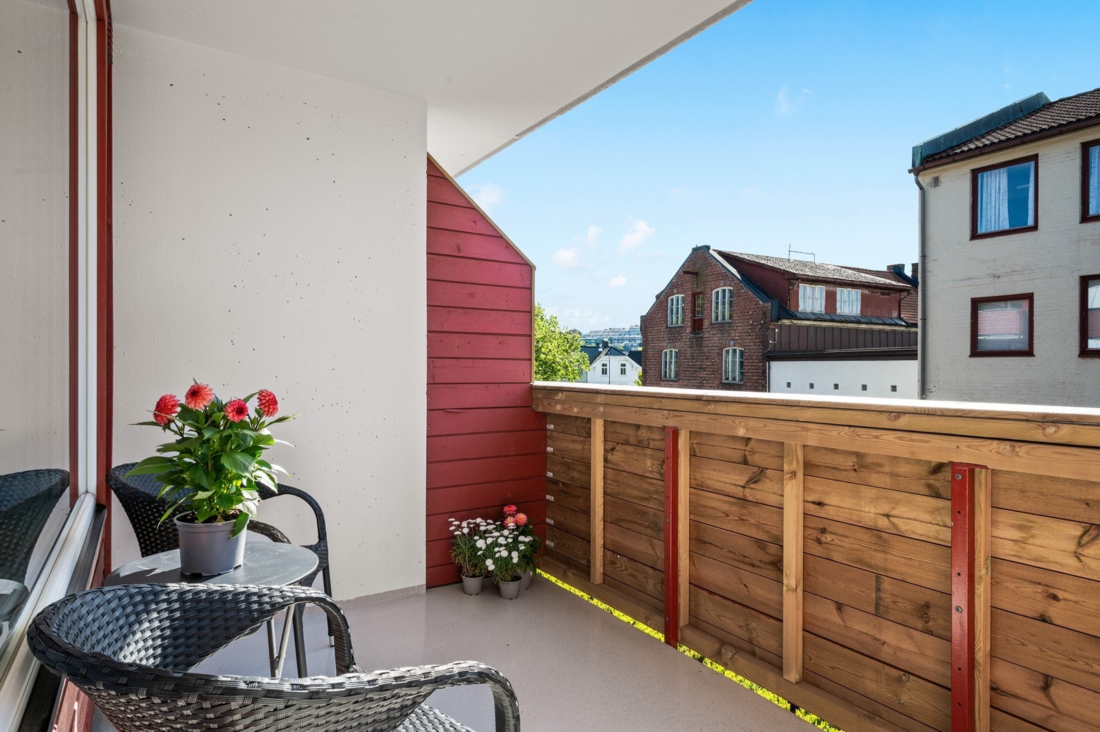 Fra stuen er det utgang til en balkong med plass til en sittegruppe. Galleribilde