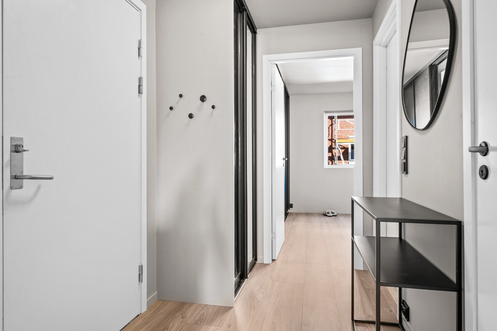 Entréen har en praktisk skyvedørsgarderobe med innredning, montert i 2021. Galleribilde