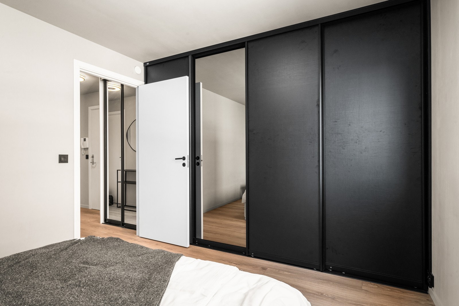 En stor, flott skyvedørsgarderobe fra 2021 gir rikelig med oppbevaringsplass. Galleribilde