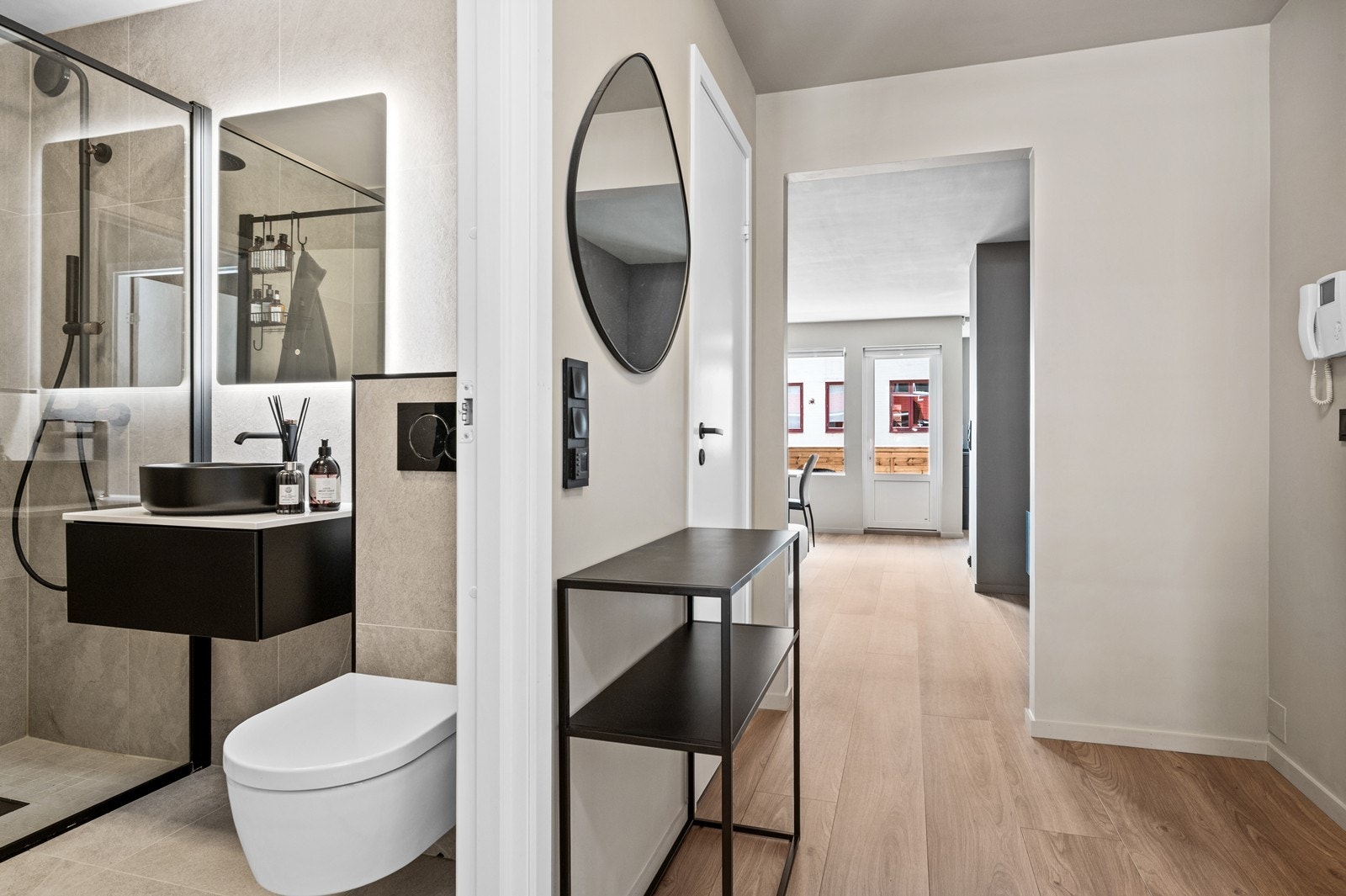 Badet er plassert rett ved soverommet og entréen. Galleribilde