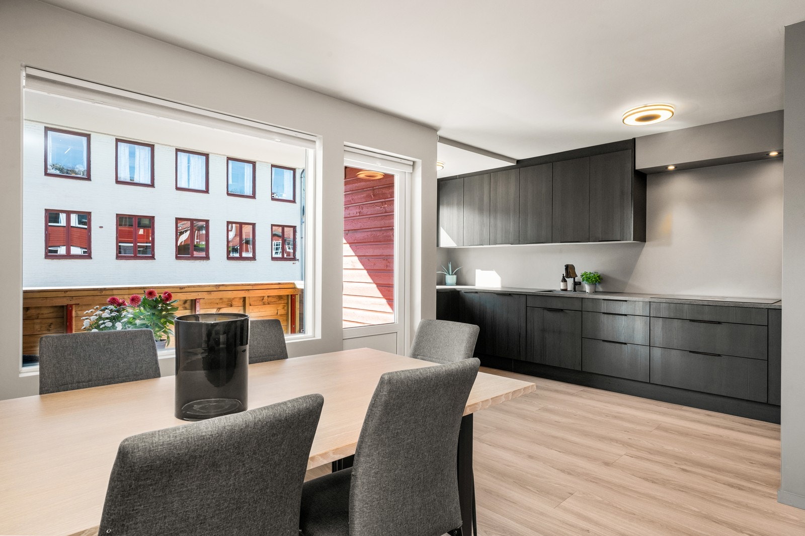 Moderne kjøkkeninnredning med glatte fronter og laminatbenkeplate. Kjøkkenventilator med avtrekk ut. Galleribilde