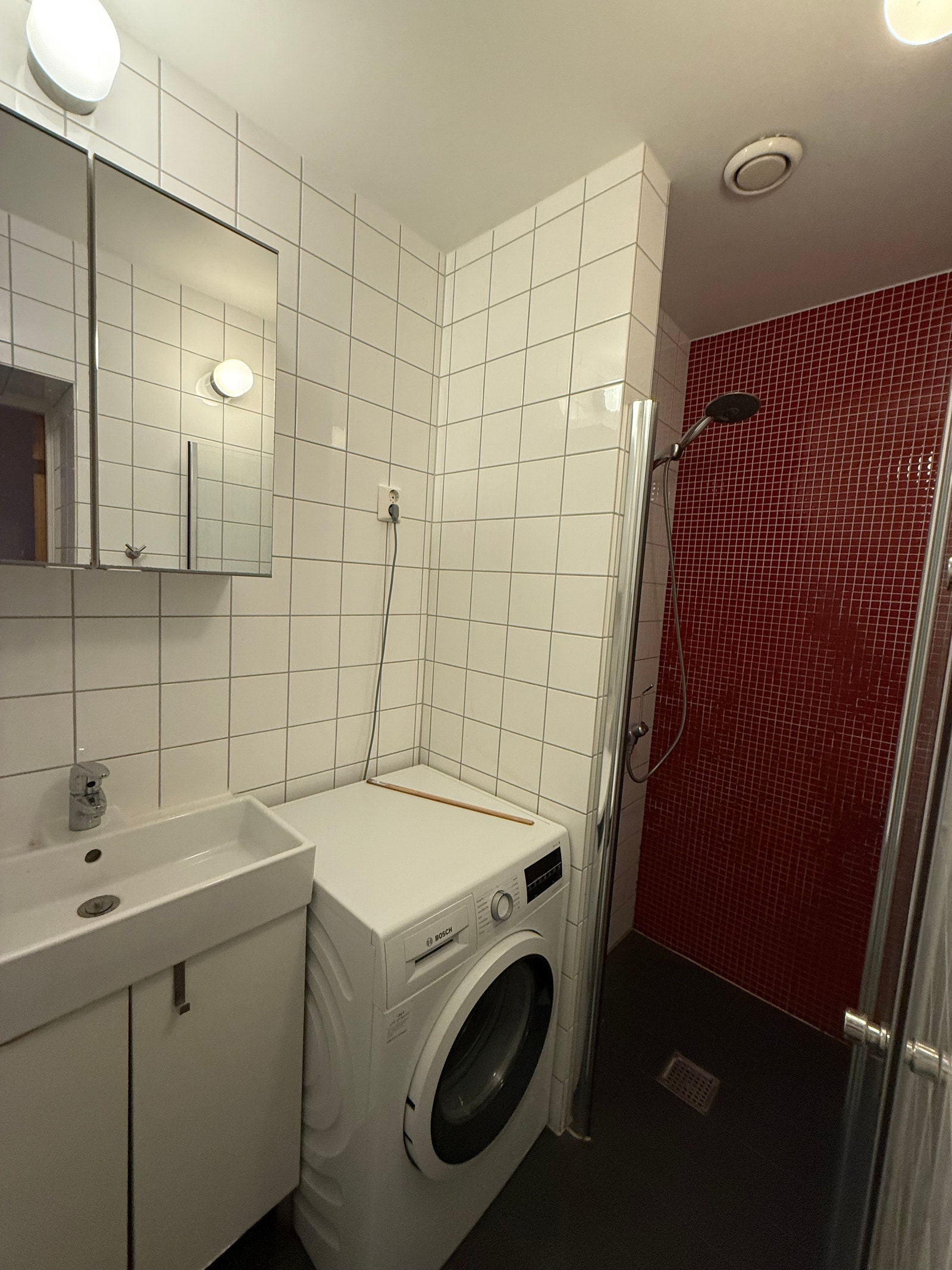 Opplegg for vaskemaskin på bad.
Vaskemaskin følger ikke med. Galleribilde