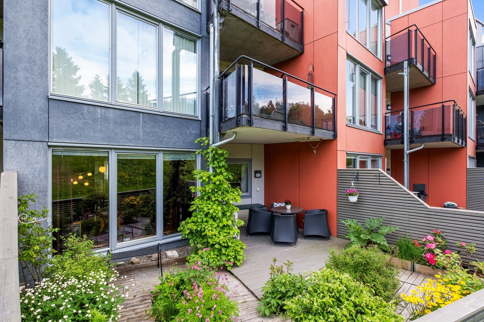 Terrassen måler hele 10 m², og gir mange muligheter for møblering. Galleribilde