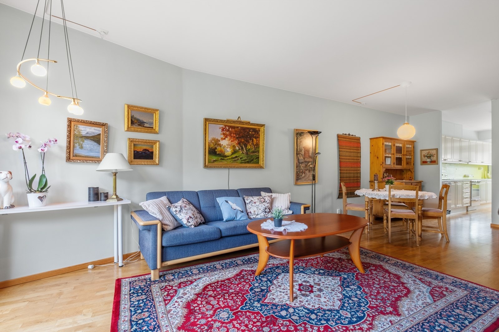 Videre inn finner vi spisebordet. Galleribilde