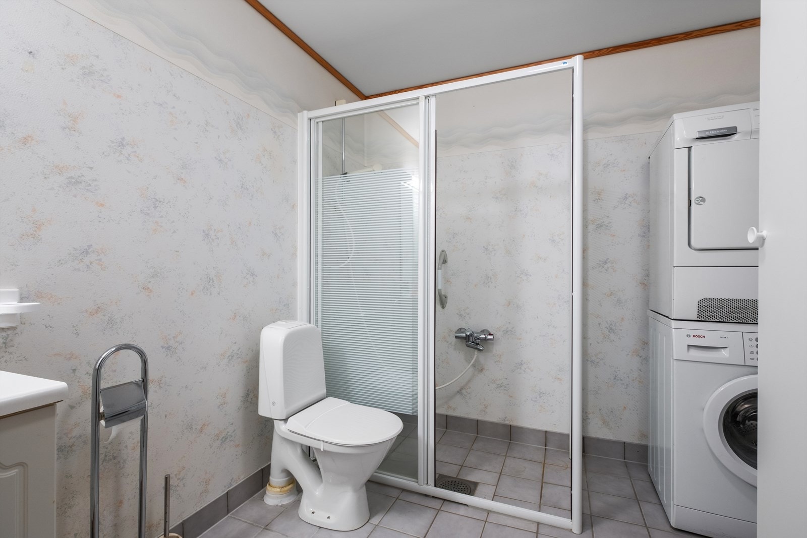 Badet har opplegg for vaskemaskin og tørketrommel. Galleribilde