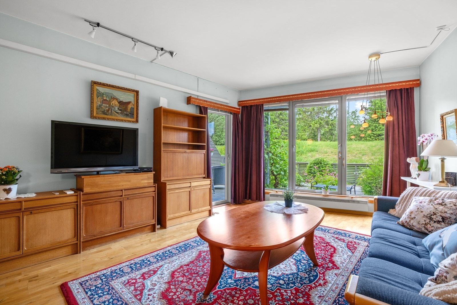 De rause vindusflatene slipper inn rikelig med naturlig lys, noe som gir rommet en luftig romfølelse. Galleribilde