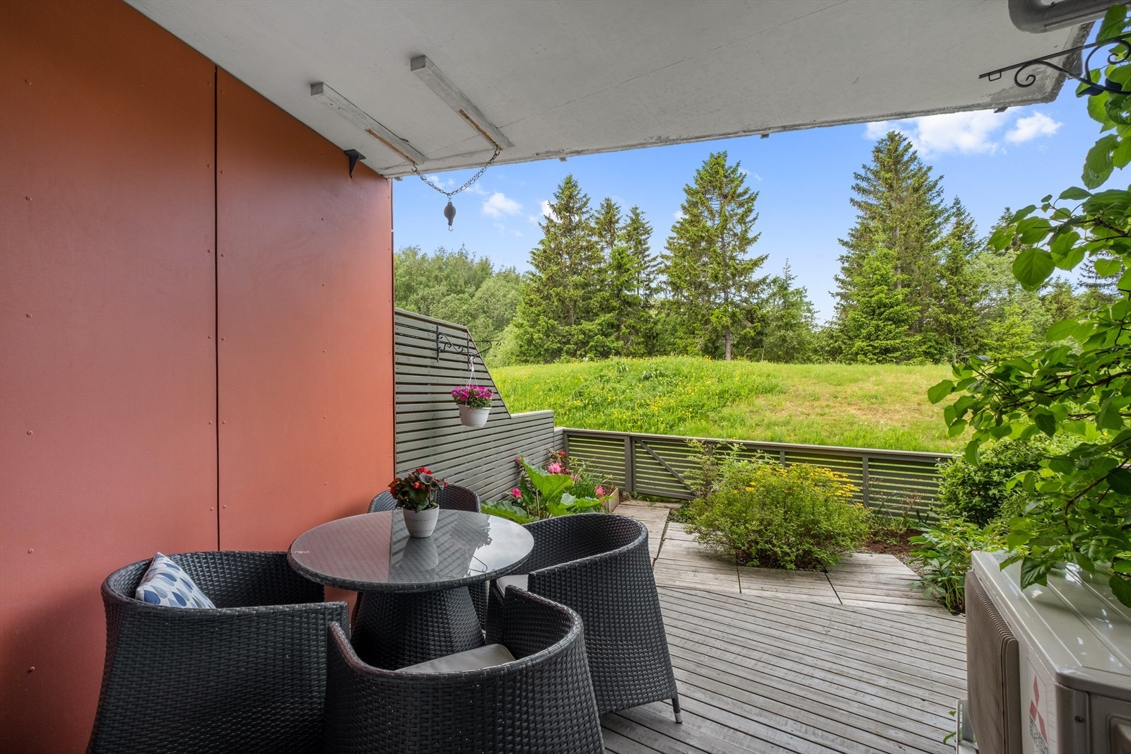 Terrassen ligger skjermet til og er en perfekt forlengelse av stuen på varme sommerdager. Galleribilde
