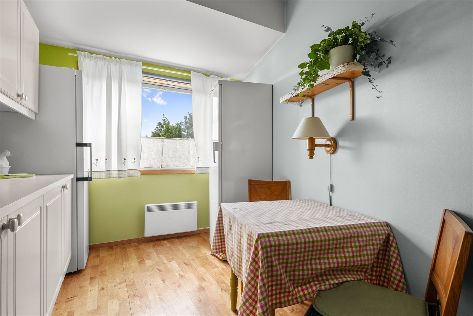 Også på kjøkkenet er det plass til spisebord. Galleribilde