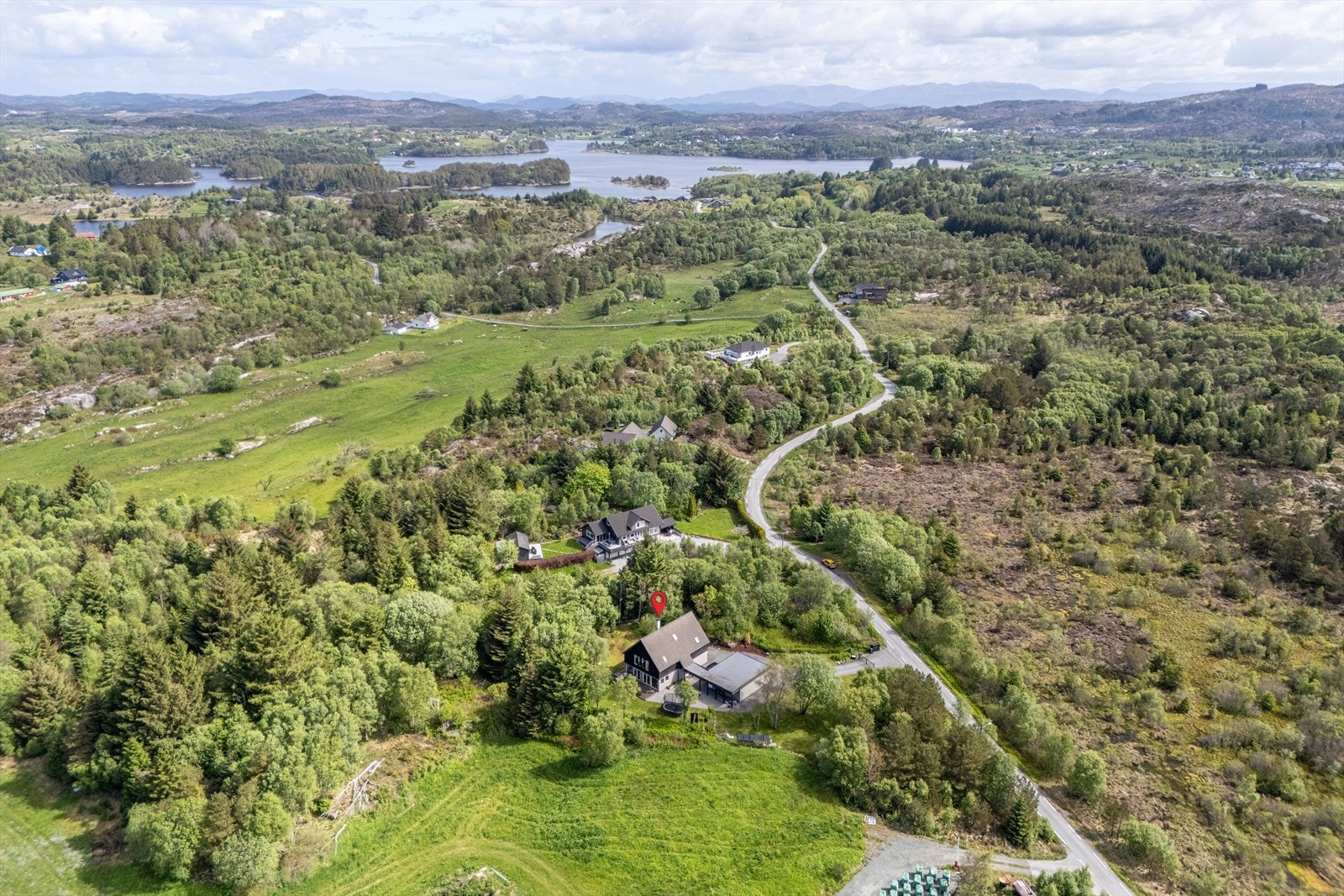 Omgitt av skog og natur, med fine turmuligheter rett utenfor døren. Galleribilde