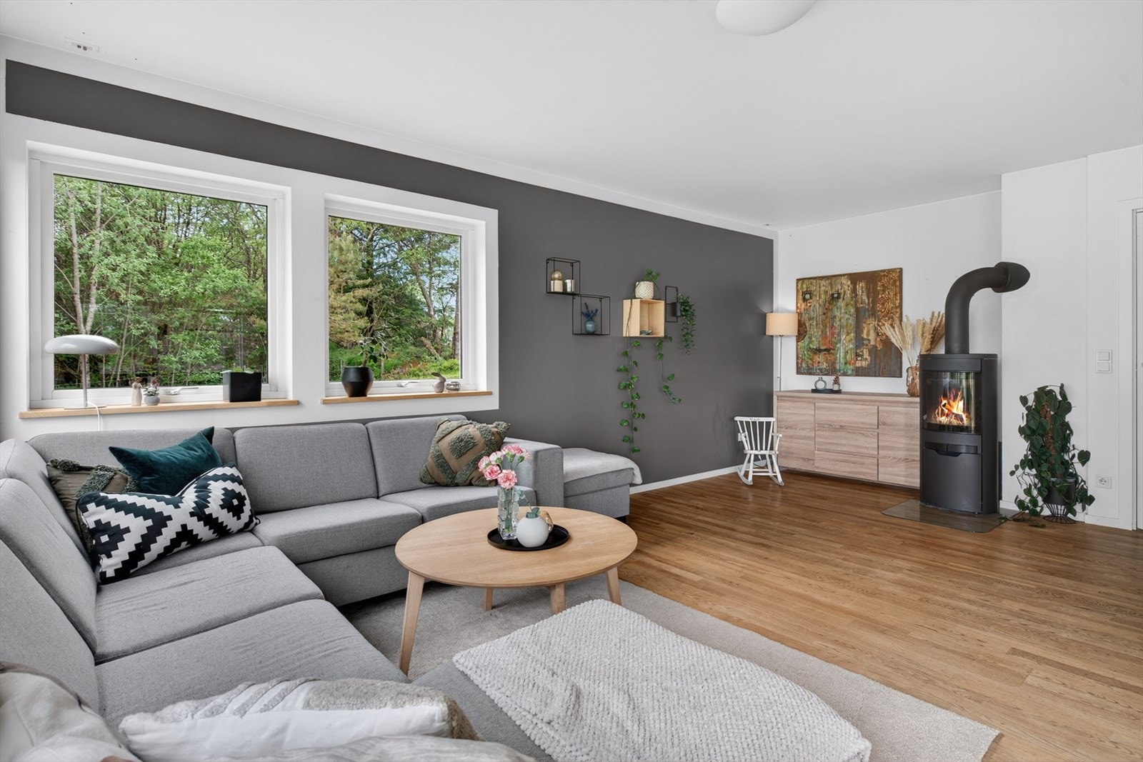 Stuen er romslig og har god plass til en stor sofagruppe for hele familien. Galleribilde