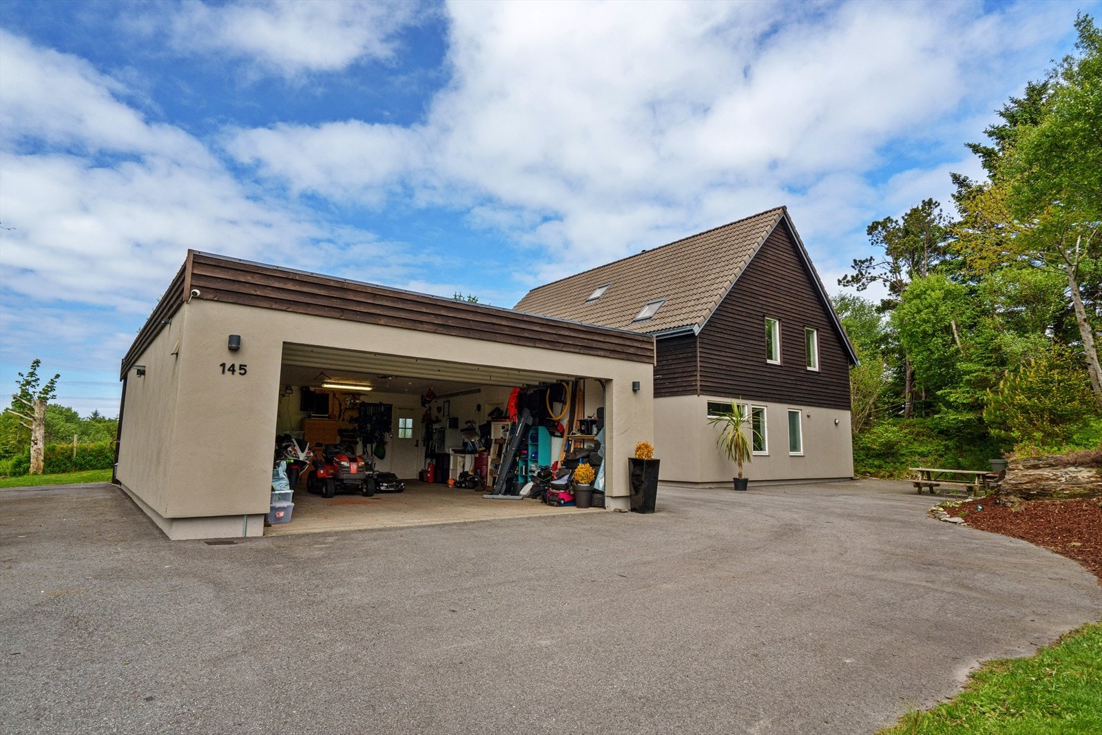 Stor garasje på 60 m² med god plass til biler, hobbyvirksomhet og lagring. Galleribilde