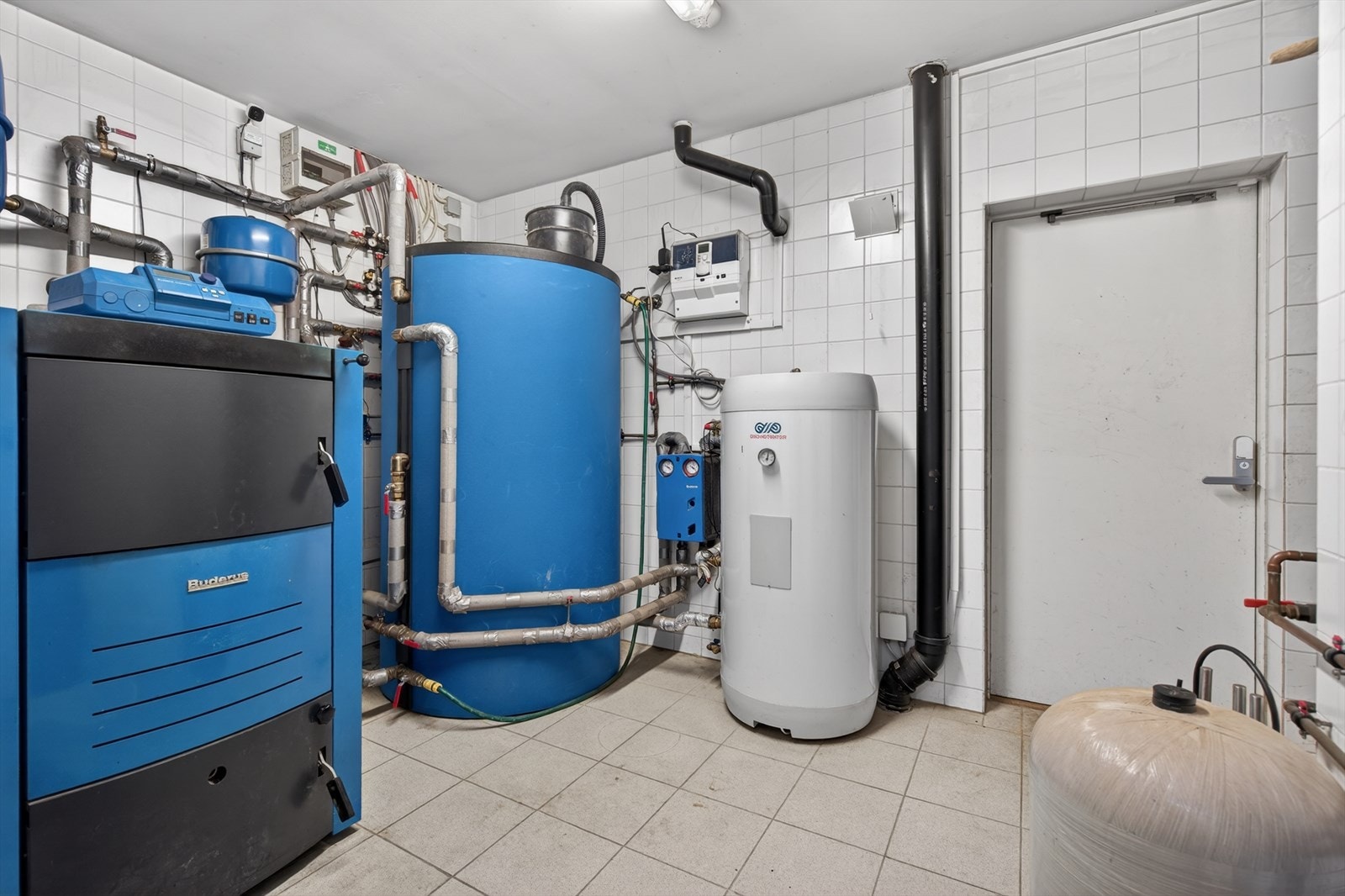 Eget teknisk rom huser boligens avanserte varmeanlegg og en varmtvannsbereder på ca. 200 liter. Galleribilde