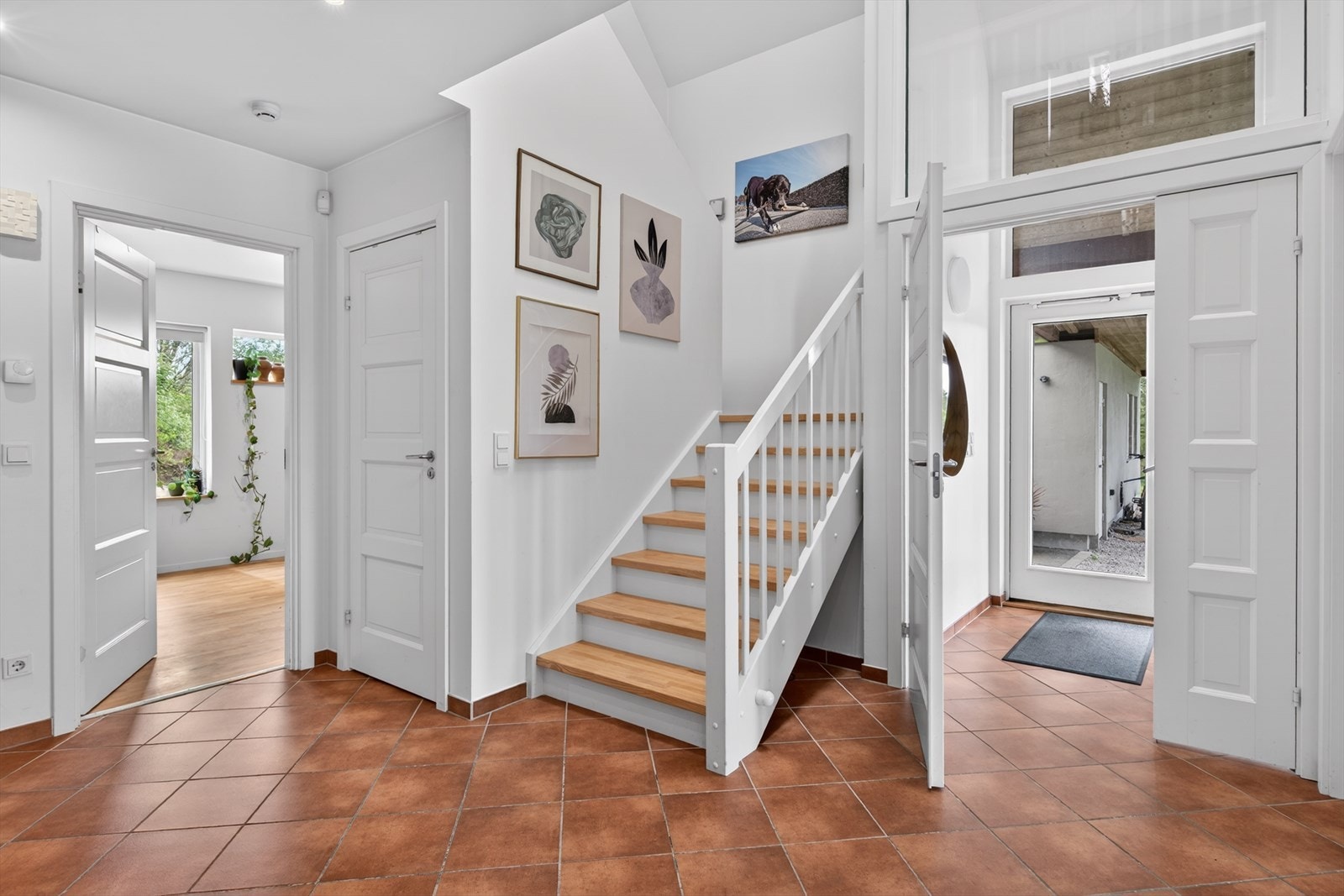 Hallen binder sammen rommene i første etasje. Trappen har eiketrinn og malte vanger. Galleribilde