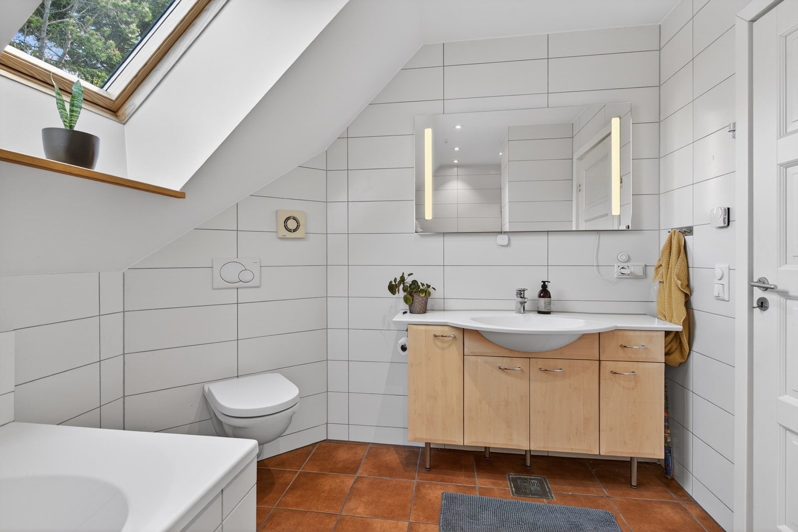 Badet i andre etasje ble pusset opp i 2016 og har fliser på gulv og vegger. Galleribilde