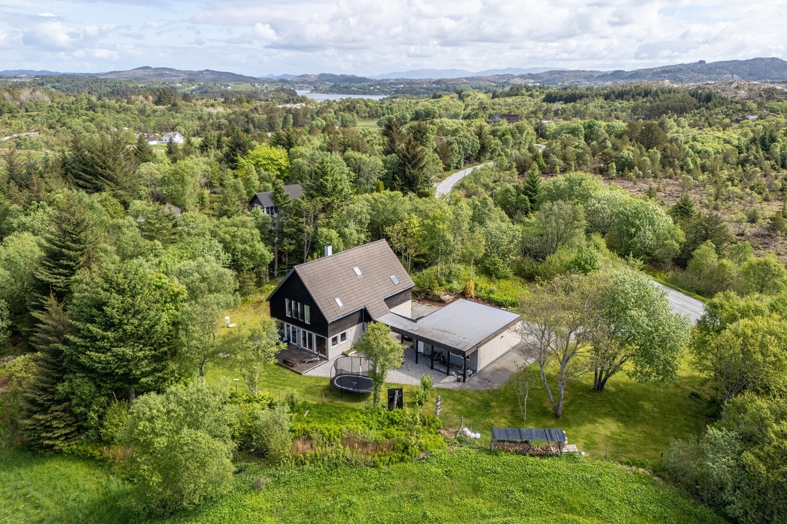 Fra eiendommen er det kort vei til både skoler, barnehager og idrettsanlegg. Galleribilde