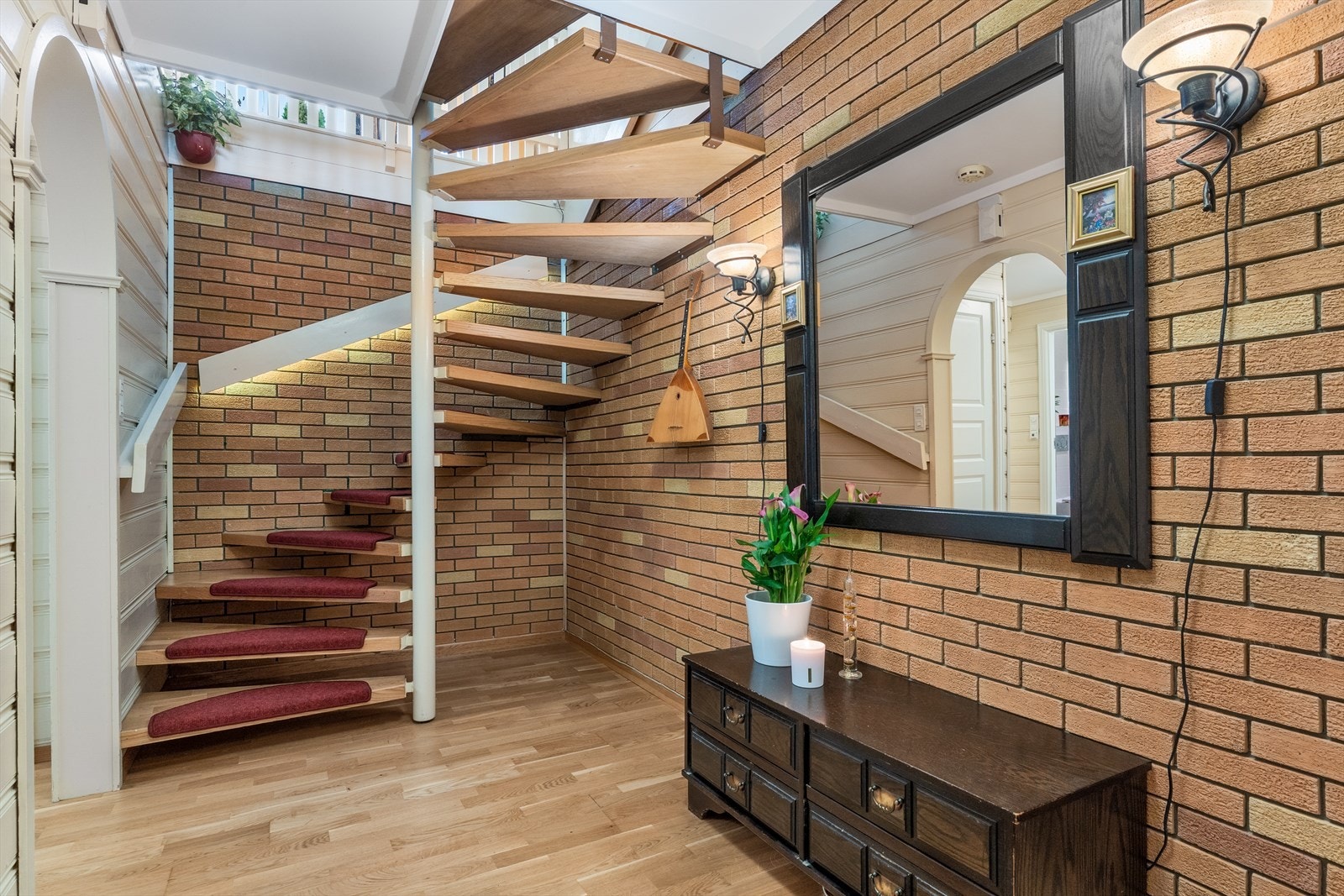 Gangen har en karakteristisk vegg med murt forblending og en elegant ståltrapp. Galleribilde