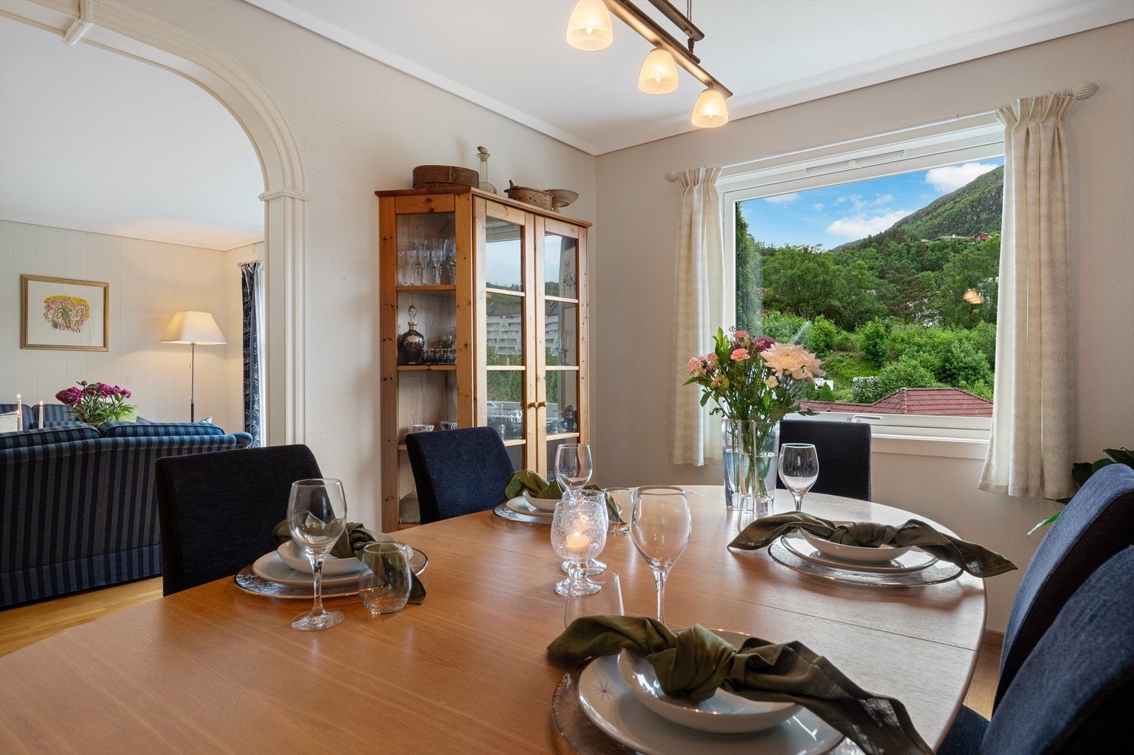 Fra spisestuen er det åpen forbindelse tilbake til stuen. Galleribilde