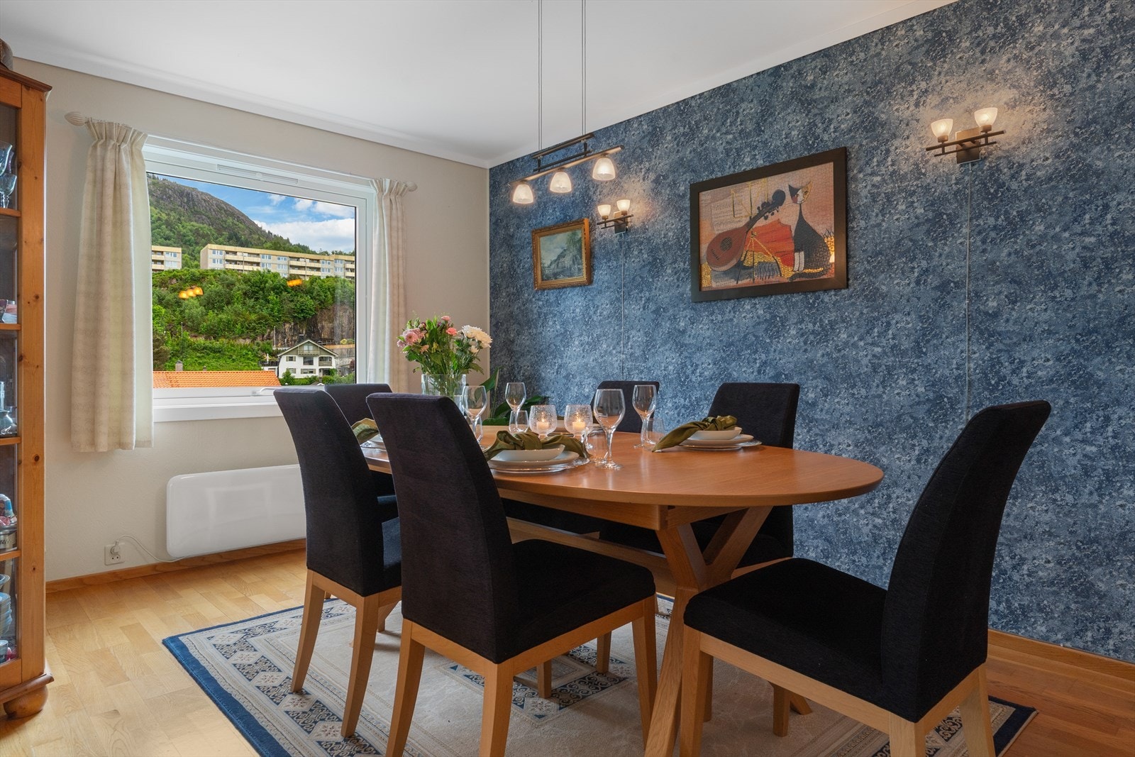 Spisestuen har god plass til langbord for sosiale sammenkomster. Galleribilde