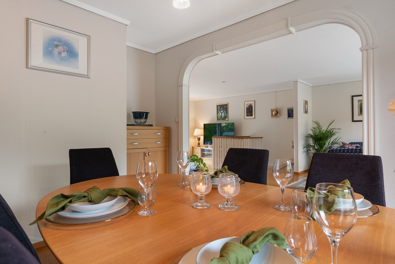 Spisestuen er utstyrt med panelovn for oppvarming. Galleribilde