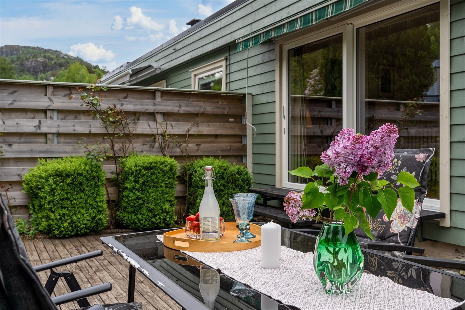 Uteplassen er pent opparbeidet med beplantning og steinmur. Galleribilde