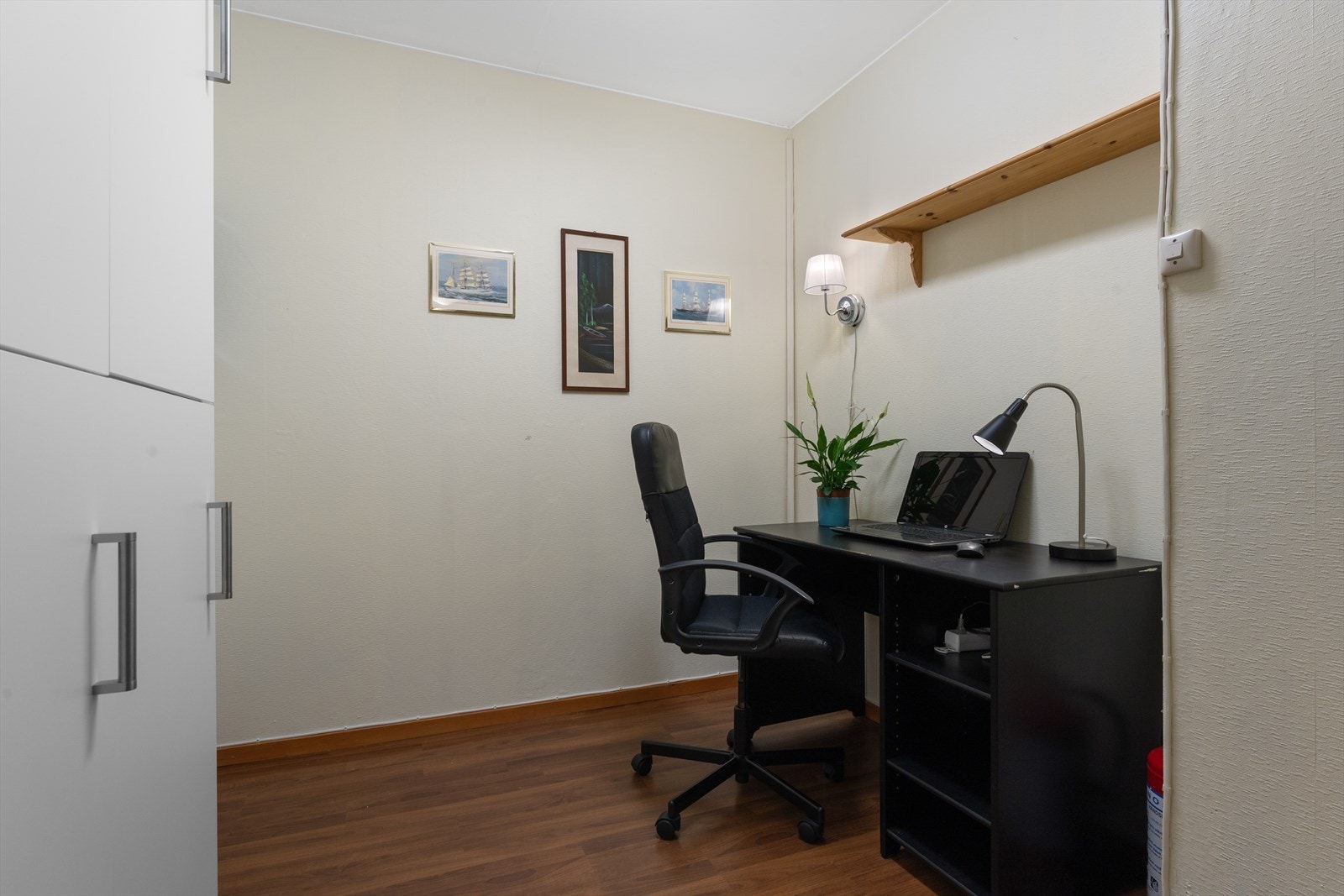 Et praktisk rom i underetasjen, i dag innredet som kontor. Galleribilde