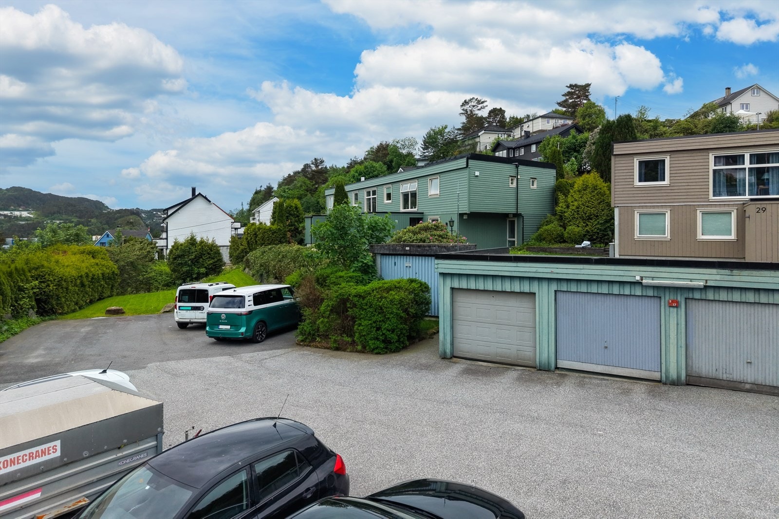 Garasjeanlegget har elektrisk portåpner. Galleribilde