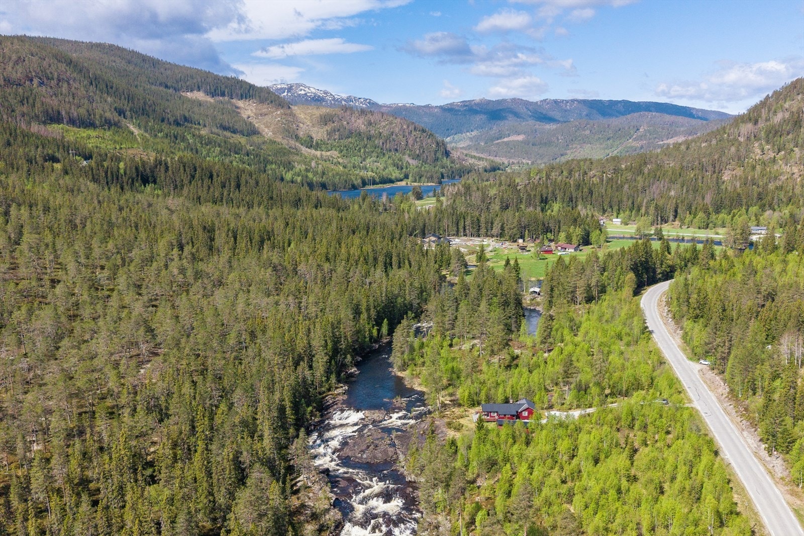 Solrike utearealer med naturlige omgivelser tett på. Galleribilde