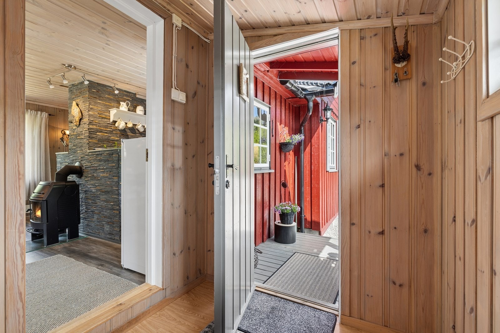 Hyggelig inngangsparti som ønsker velkommen inn i hytta. Galleribilde