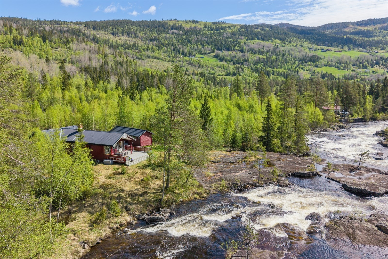 Hytten har et tradisjonelt hyttepreg og ligger skjermet til i rolige omgivelser. Galleribilde