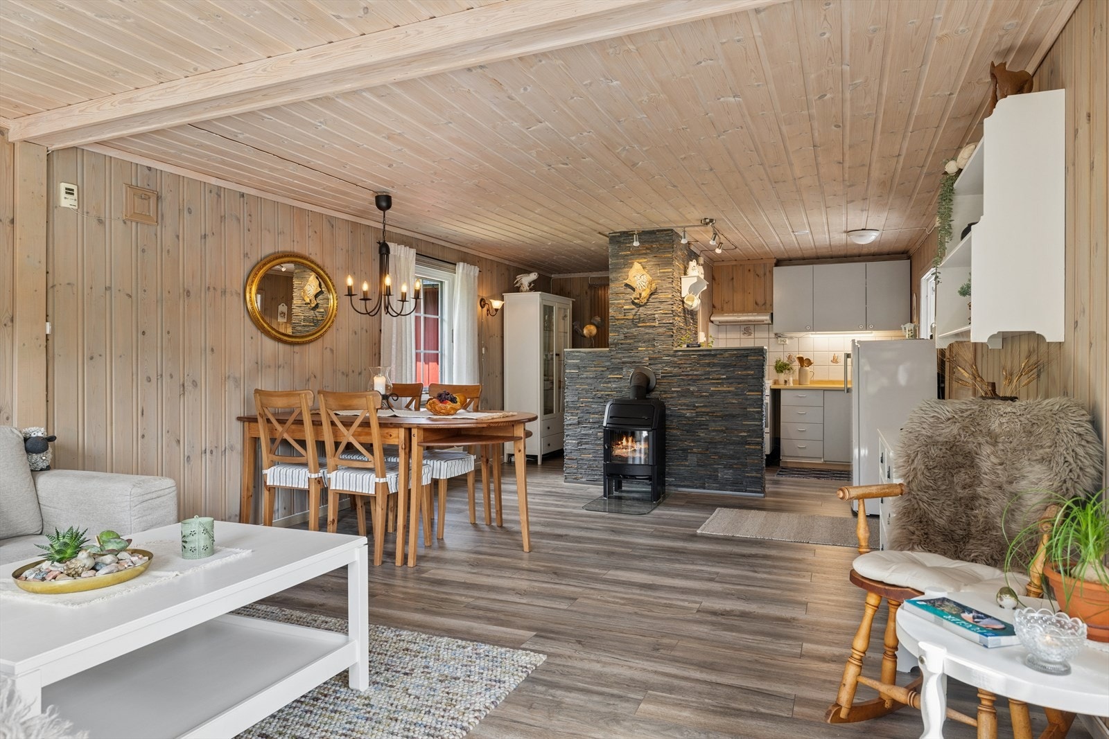 Stuene har god plass til en romslig sofa og spisebord. Galleribilde
