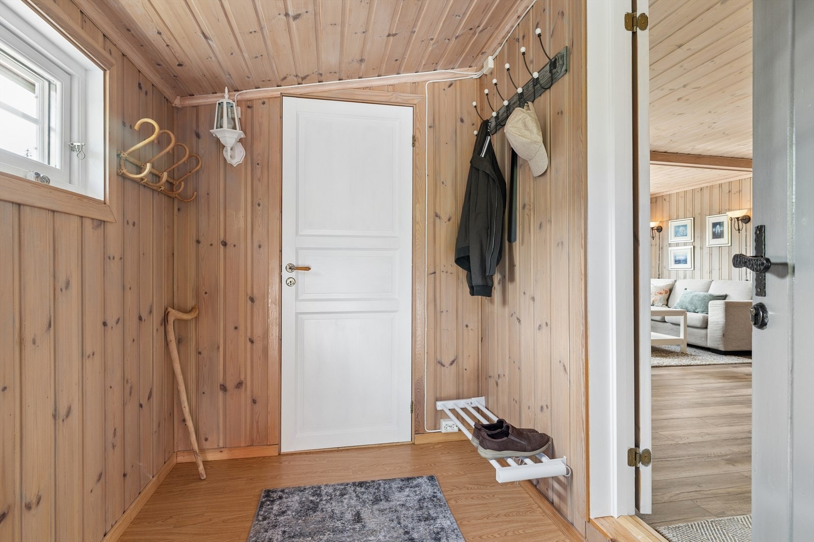 Praktisk entré med plass til yttertøy og sko. Galleribilde