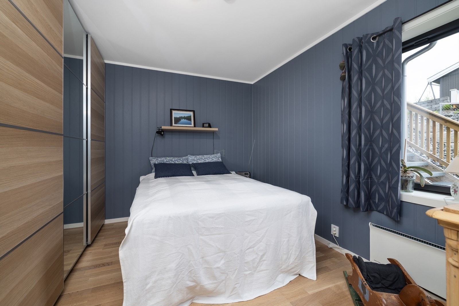 En stor skyvedørsgarderobe med speilfronter gir rikelig med lagringsplass. Galleribilde