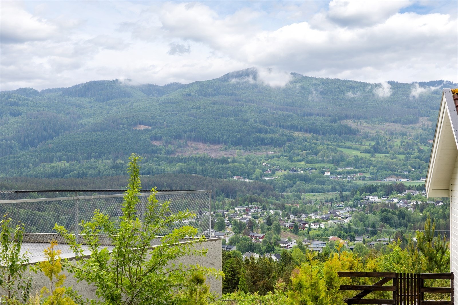 Fra eiendommen er det god utsikt mot det omkringliggende landskapet, med Randsfjorden og Nordmarka i nærheten. Galleribilde