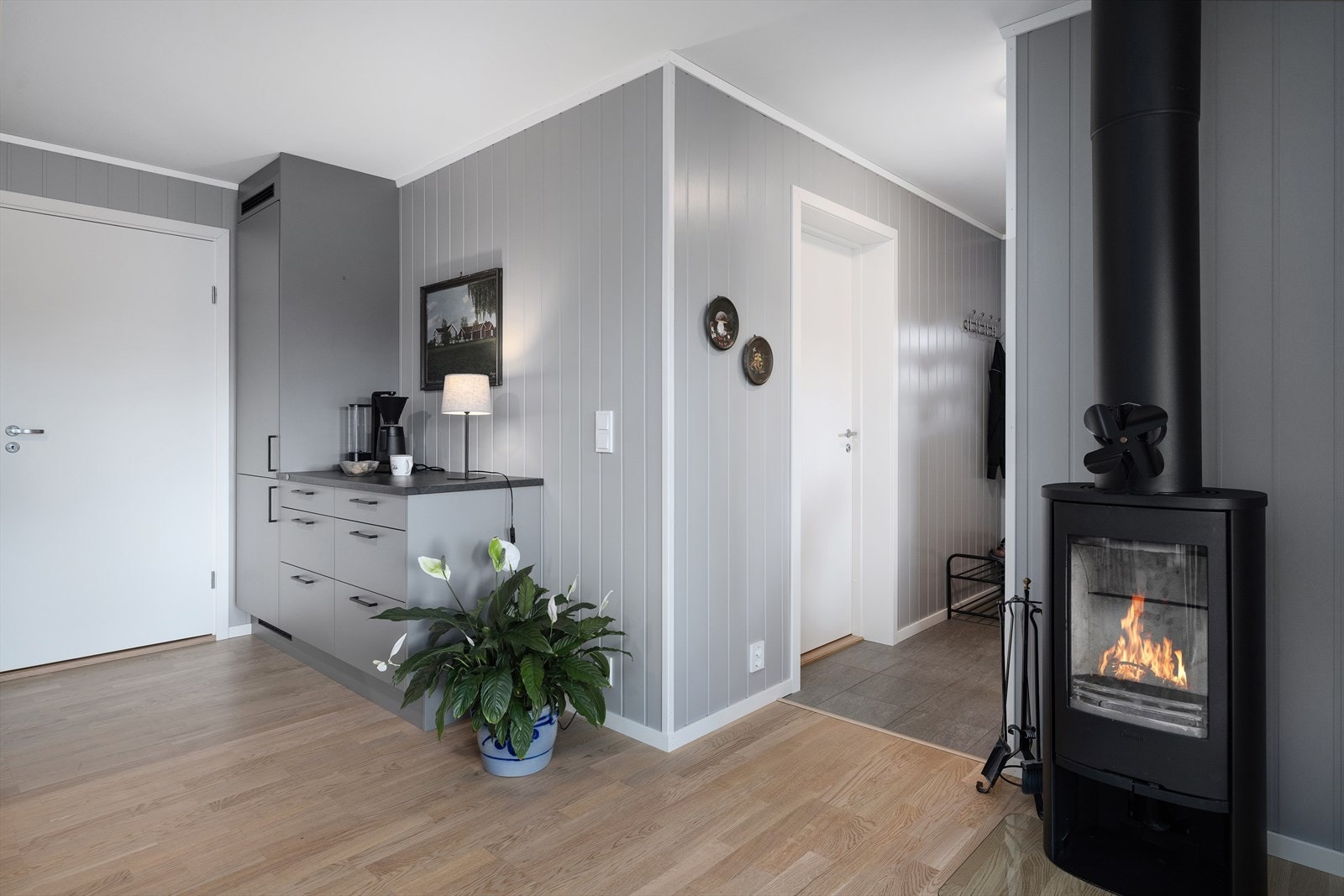 En stilren peisovn gir ekstra varme og hygge i stuen. Galleribilde