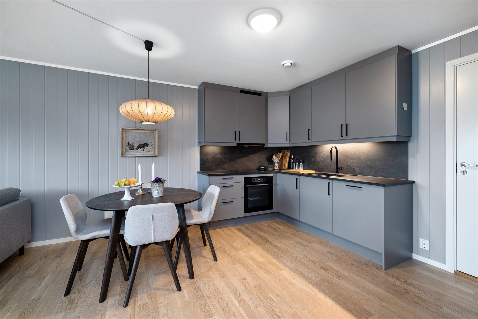 Moderne kjøkkeninnredning med slette fronter og laminat benkeplate. Galleribilde