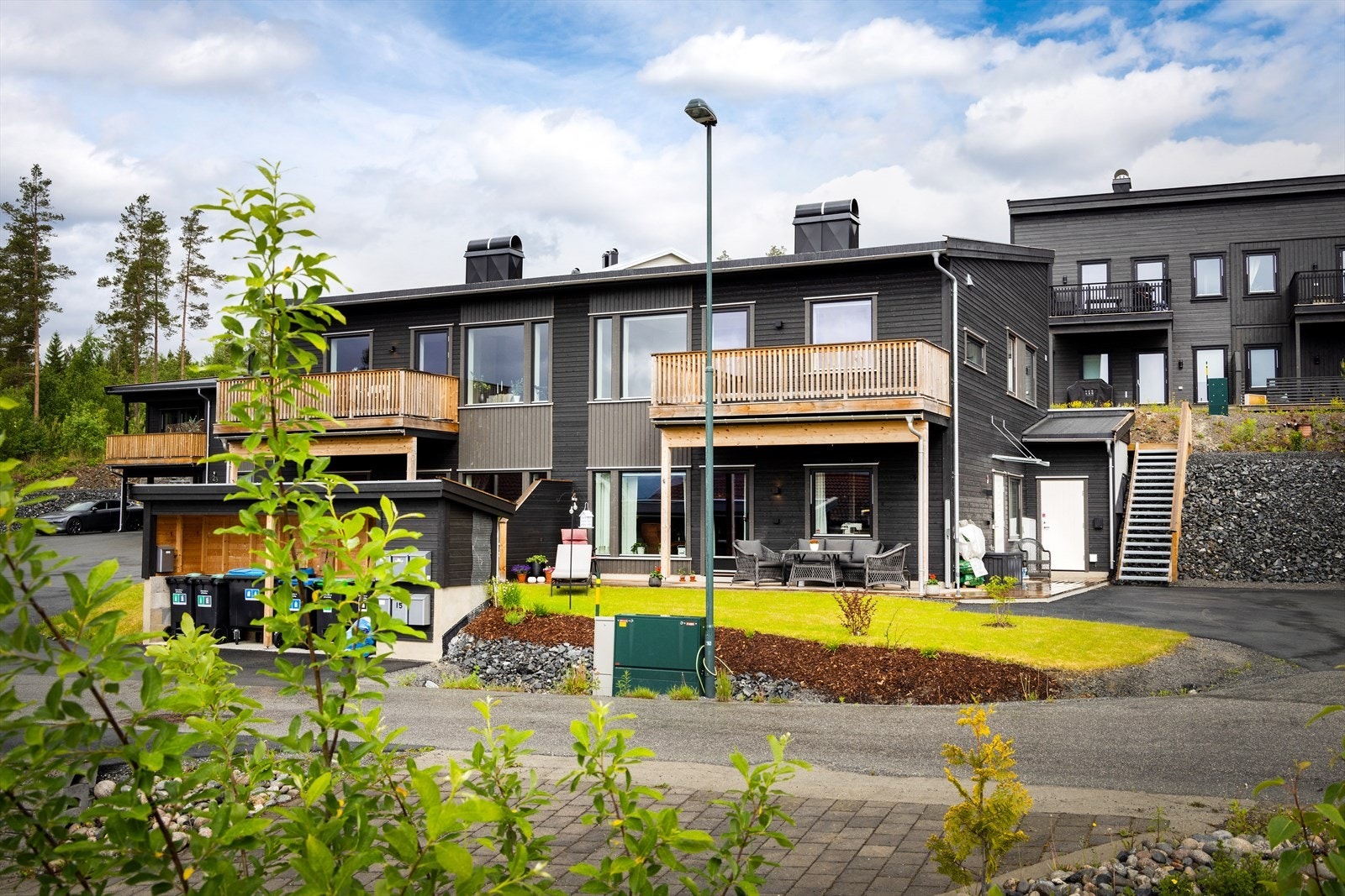 Leiligheten er en del av Einebærveien borettslag, som består av 6 andeler i et rolig og etablert nabolag. Galleribilde