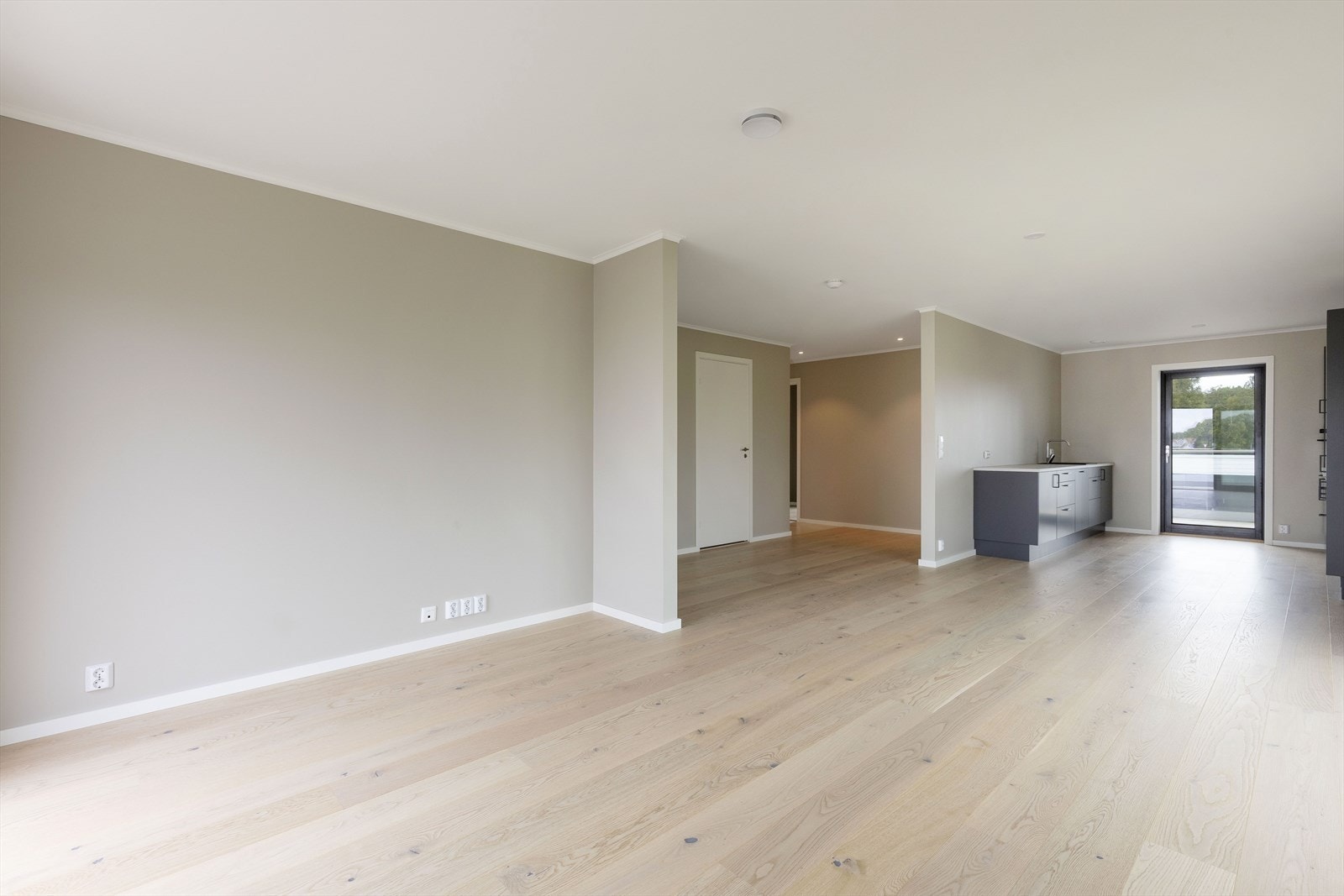 Vannbåren varme i gulv og balansert ventilasjon med varmegjenvinning sikrer et sunt og komfortabelt inneklima. Galleribilde