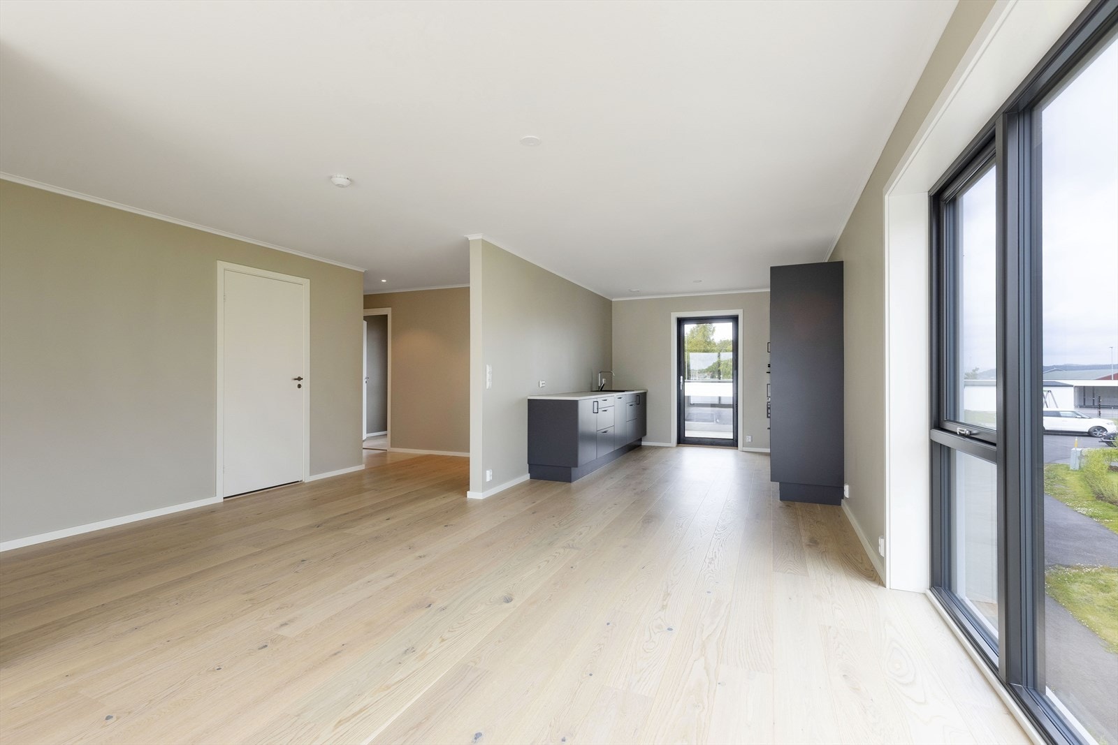 Dette er en helt ny leilighet fra 2024 med vannbåren varme, balansert ventilasjon og to verandaer med utsikt mot sjøen. Galleribilde