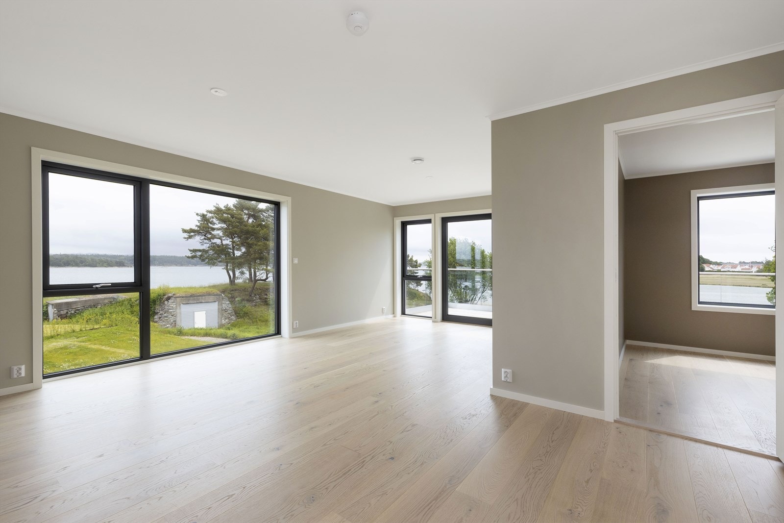 Gjennomgående parkett på gulv i alle oppholdsrom skaper en helhetlig og solid base i leiligheten. Galleribilde