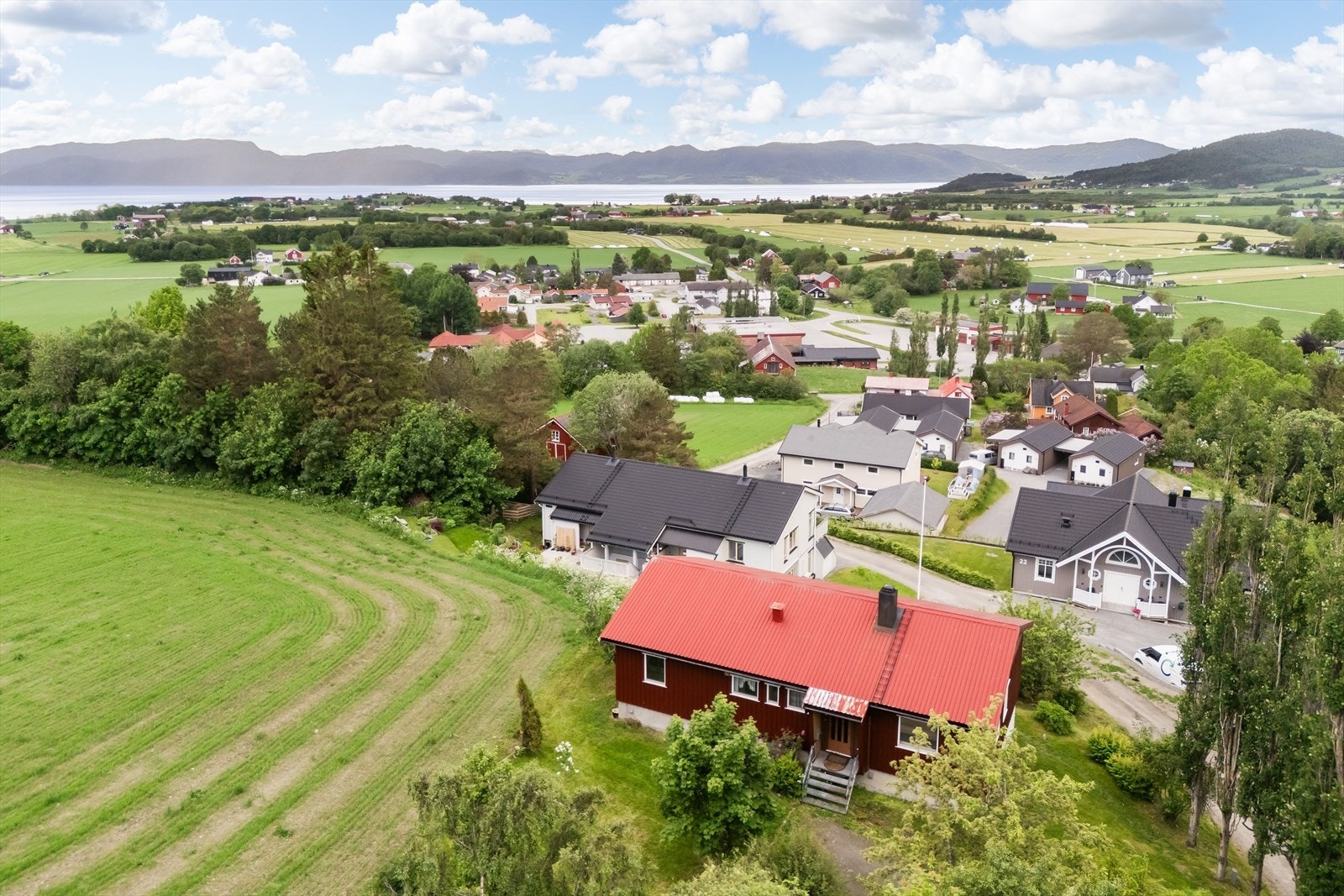Boligen ligger i Stadsbygd og er en kjøretur på ca 15 minutter fra Rissa sentrum. Galleribilde