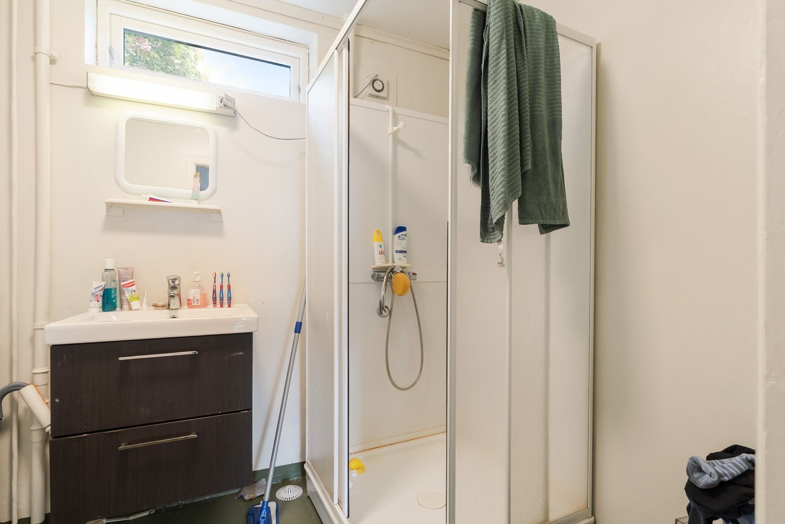 Enkelt bad i sokkeletasjen med dusjkabinett og baderomsinnredning. Galleribilde