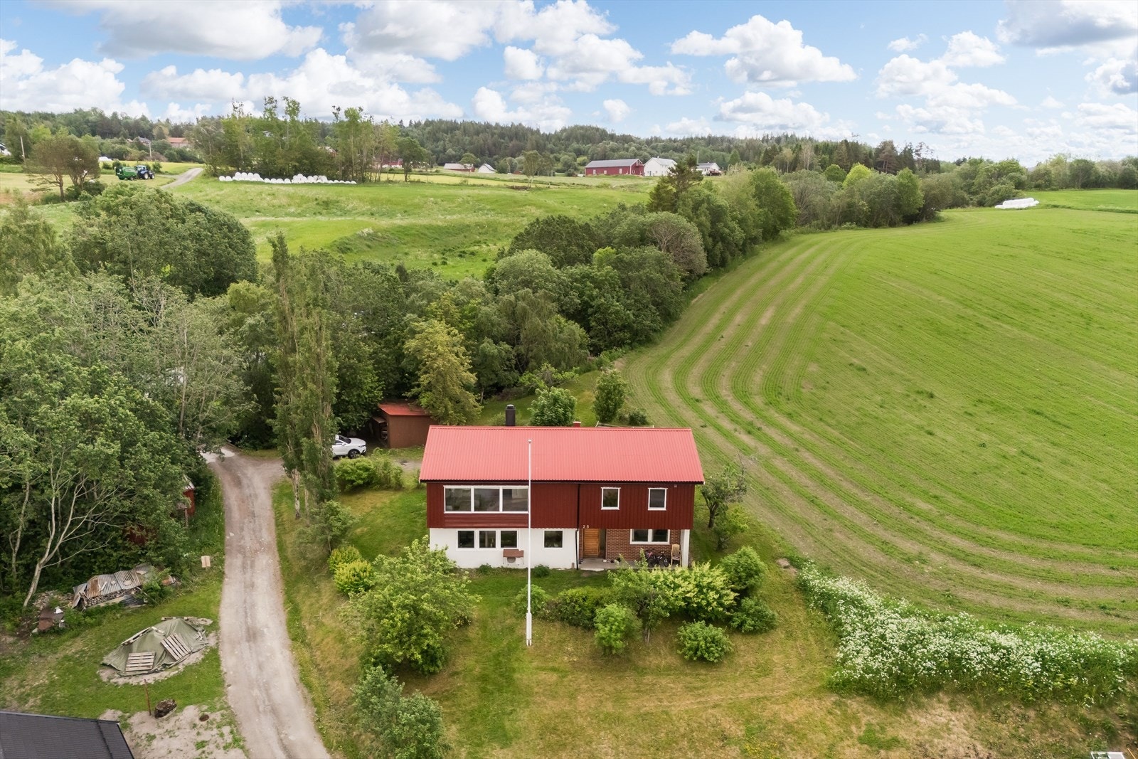 Her får du en innholdsrik enebolig på 184 m² med egen utleiedel - en attraktiv løsning som kombinerer god bokomfort med mulighet for leieinntekter. Galleribilde